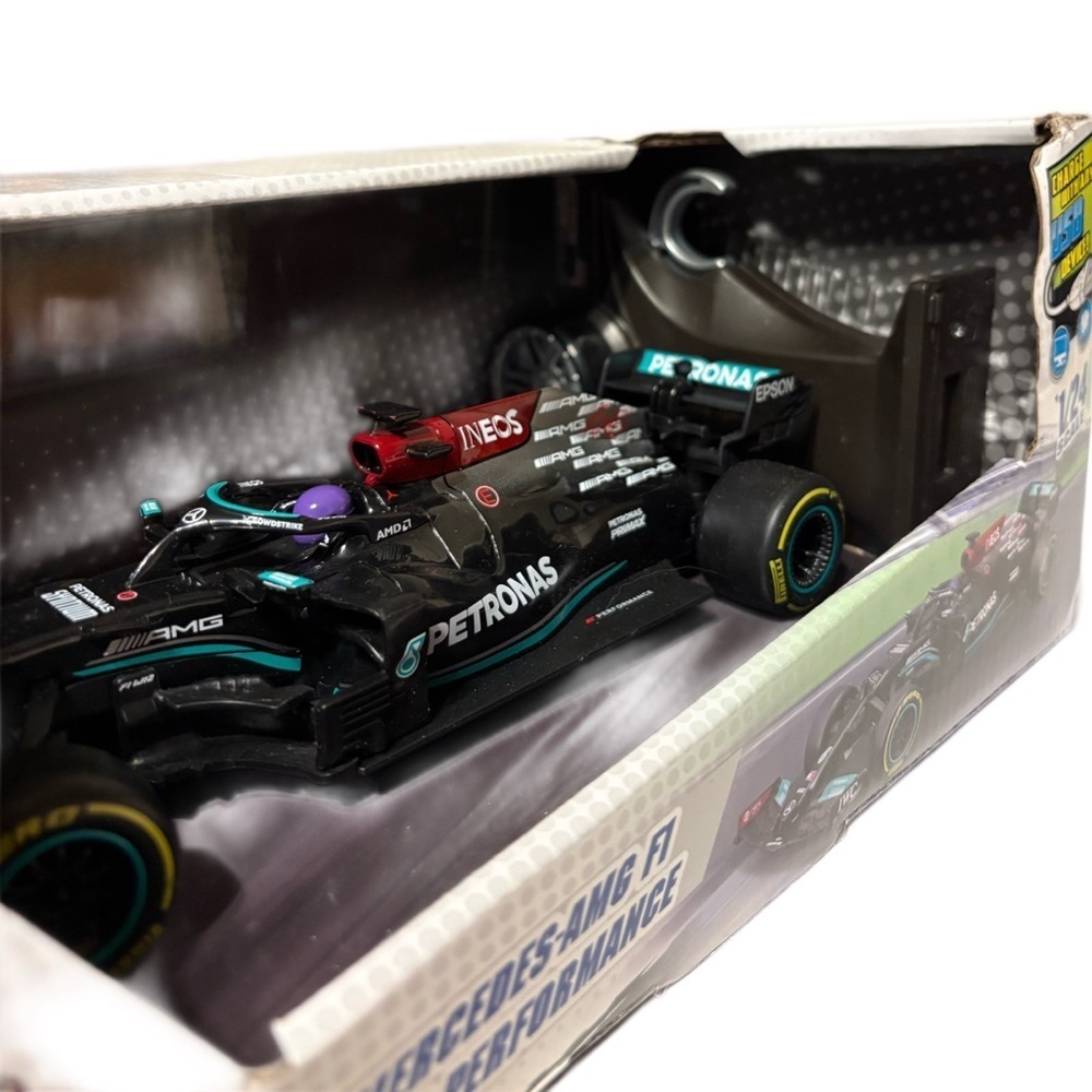 Maisto Tech RC Mercedes-AMG F1 V12 Performance Car - Black and Silver - Picture 6 of 7